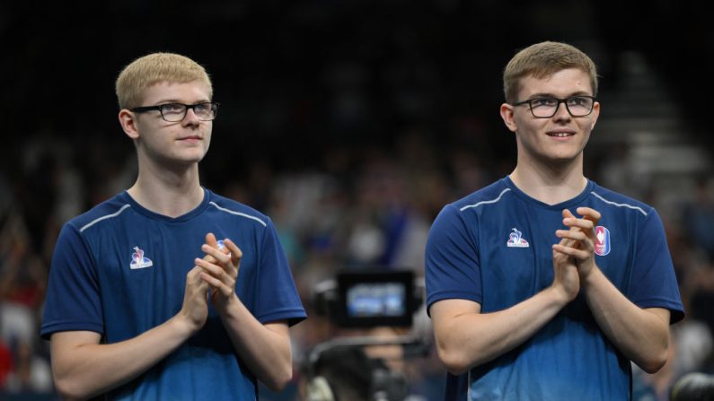 Felix Lebrun et Alexis Lebrun saluent le public avant le match de huitième de finale de l'équipe masculine de tennis de table contre l'équipe de Slovénie à la South Paris Arena le 5 août 2024. (Crédit photo David Ramos/Getty Images)