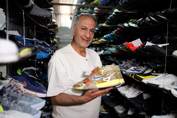 L'Équatorien Esteban Del Hierro pose avec une paire de baskets de sa collection à Quito le 25 juillet 2024. (GALO PAGUAY/AFP via Getty Images)