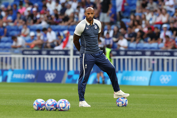 Thierry Henry, entraîneur de l'équipe de France, regarde avant le match de demi-finale entre la France et l'Égypte lors des JO de Paris 2024. (Claudio Villa/Getty Images)