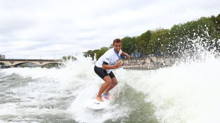 Le champion olympique Kauli Vaast s’est offert de surfer sur la Seine avec sa médaille d’or !