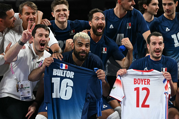 Les joueurs français célèbrent leur victoire lors du match pour la médaille d'or du volley-ball masculin entre la France et la Pologne le 10 août 2024. (MAURO PIMENTEL/AFP via Getty Images)