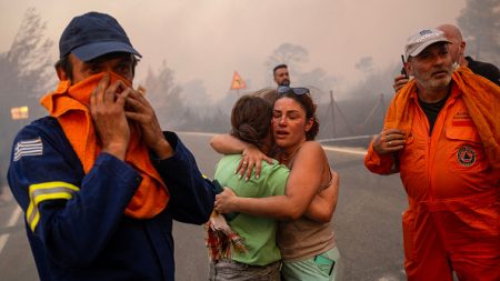 Incendies en Grèce : « Nous faisons face à une catastrophe biblique » a déclaré le maire de la ville historique de Marathon