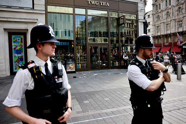 Des officiers de police près de la zone bouclée à Leicester Square, à Londres. (BENJAMIN CREMEL/AFP via Getty Images)