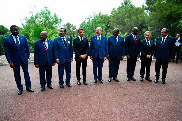 (De g. à dr.) Le Président du Togo Faure Gnassingbe, le Président des Comores Azali Assoumani, le Président du Cameroun Paul Biya, le Président Emmanuel Macron, le prince Albert II de Monaco, le Président de la République centrafricaine Faustin-Archange Touadera, le Président de transition du Gabon Brice Oligui Nguema, l'ancien Président Nicolas Sarkozy et le Premier ministre marocain Aziz Akhannouch posent lors d'une cérémonie marquant le 80e anniversaire du débarquement des Alliés en Provence pendant la Seconde Guerre mondiale, au cimetière national de Boulouris à Boulouris-sur-Mer, le 15 août 2024. (Photo CHRISTOPHE SIMON/POOL/AFP via Getty Images)