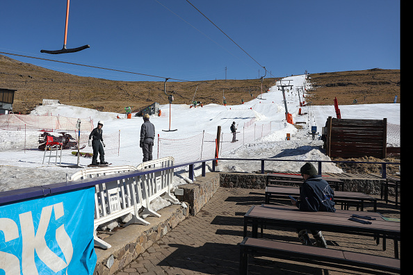 Une piste à Afriski dans les montagnes Maluti du Royaume du Lesotho, en Afrique, le 6 août 2024. (PHILL MAGAKOE/AFP via Getty Images)