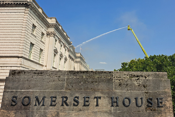 Des pompiers dirigent de l'eau sur le toit de Somerset House après que de la fumée provenant d'un incendie ait été aperçue plus tôt dans l'après-midi, à côté de la Tamise, à Londres, le 17 août 2024. (JAMES RYBACKI/AFP via Getty Images)