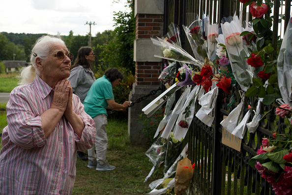 Des fleurs déposées devant l'entrée de la propriété d’Alain Delon La Brulerie, à Douchy, où les gens viennent rendre hommage à l’acteur, le 18 août 2024. (Photo GUILLAUME SOUVANT/AFP via Getty Images)