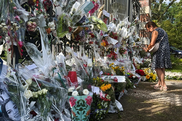 Des fleurs et des messages déposés à Douchy, le 21 août 2024. (Photo TOM MASSON/AFP via Getty Images)