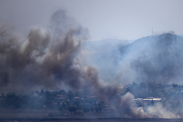 De la fumée s'élève d'un incendie causé par une frappe israélienne à la périphérie de Khiam le 16 août 2024 à Khiam, au Liban. (Chris McGrath/Getty Images)