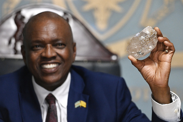  Le président du Botswana, Mokgweetsi Masisi, tient un gros diamant découvert au Botswana dans son bureau de Gaborone, le 22 août 2024. (MONIRUL BHUIYAN/AFP via Getty Images)