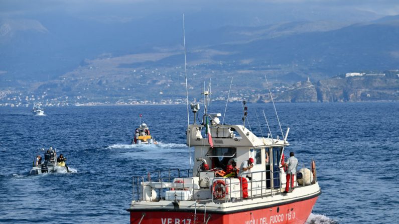 Des équipes de secours opèrent au large du port de Porticello, près de Palerme, où elles recherchent une dernière personne disparue le 22 août 2024 (ALBERTO PIZZOLI/AFP via Getty Images) 