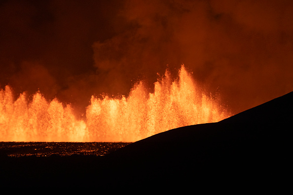 Le 22 août 2024, un nouveau volcan est entré en éruption sur la péninsule de Reykjanes, dans le sud-ouest de l'Islande, crachant de la lave chaude dans l'air. Il s'agit de la sixième éruption à frapper la région depuis décembre 2023, selon les autorités. (AEL KERMAREC/AFP via Getty Images)