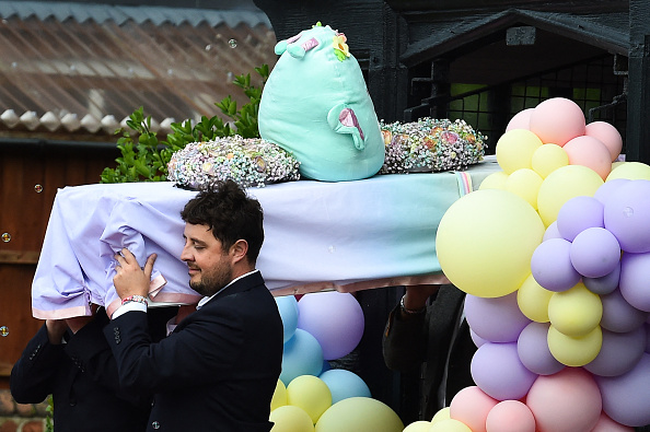 Le cercueil d'Elsie Dot Stancombe, victime d'une agression au couteau à Southport, sort à la fin des funérailles à l'église St John, à Birkdale, près de Southport, en Angleterre, le 23 août 2024. (PETER POWELL/AFP via Getty Images)