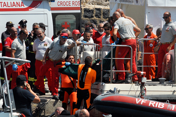 Des plongeurs du Vigili del Fuoco, le corps italien des pompiers, transportent le corps de Hannah Lynch, la dernière personne disparue, dans le port de Porticello, près de Palerme, le 23 août 2024. (ALESSANDRO FUCARINI/AFP via Getty Images)