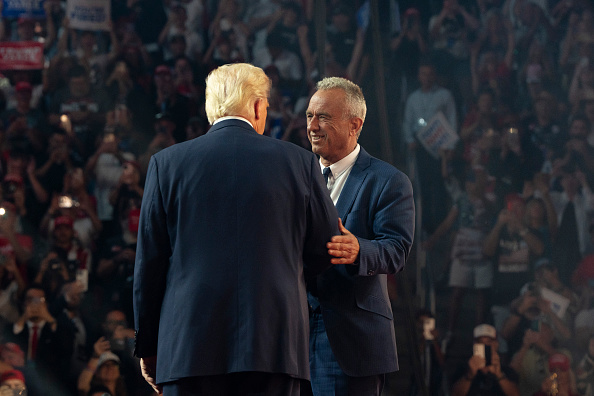 Robert F. Kennedy Jr. s’affiche aux côtés de Donald Trump lors d'un meeting de ce dernier au Desert Diamond Arena, le 23 août 2024 à Glendale en Arizona. (Photo Rebecca Noble/Getty Images)