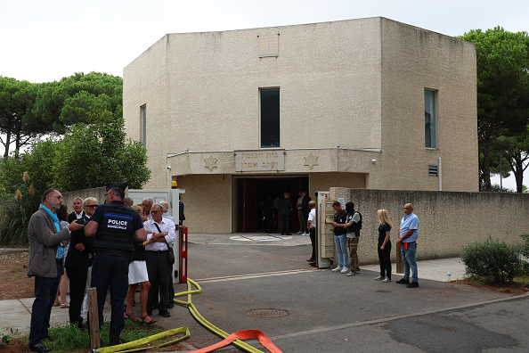 La synagogue qui a été incendiée et où une explosion de voitures s'est produite, à La Grande-Motte le 24 août 2024. (Photo PASCAL GUYOT/AFP via Getty Images)