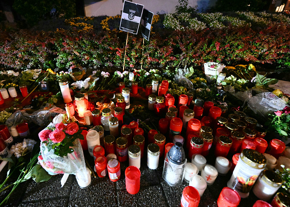 Des bougies et des fleurs déposées près de l'endroit où trois personnes ont été tuées et plusieurs blessées lors d'une attaque au couteau pendant un festival à Solingen, le 23 août 2024. (Photo INA FASSBENDER/AFP via Getty Images)