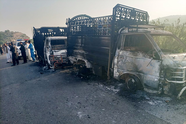 Des véhicules carbonisés après l’attaque des séparatistes baloutches dans le district de Musakhail de la province du Baloutchistan, le 26 août 2024. (Photo STR/AFP via Getty Images)