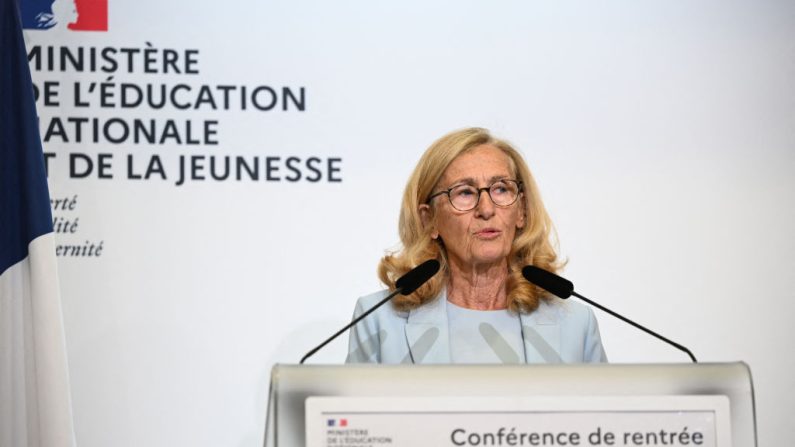 La ministre démissionnaire de l'Éducation nationale et de la Jeunesse, Nicole Belloubet, s'exprime lors d'une conférence de presse à Paris le 27 août 2024. (BERTRAND GUAY/AFP via Getty Images)