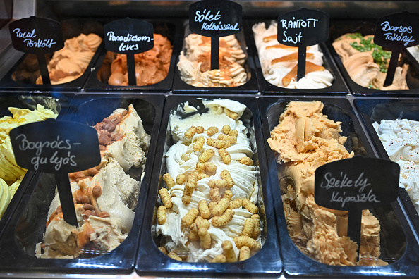 Les glaces sont exposées à la pâtisserie « Roberto confectionary » à Tatabanya, en Hongrie, le 14 août 2024. (ATTILA KISBENEDEK/AFP via Getty Images)