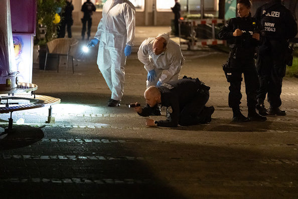 Une équipe de médecins légistes enquête sur une scène de crime après le festival de la ville de Solingen, le 24 août 2024 en Allemagne. (Photo par Andreas Rentz/Getty Images)