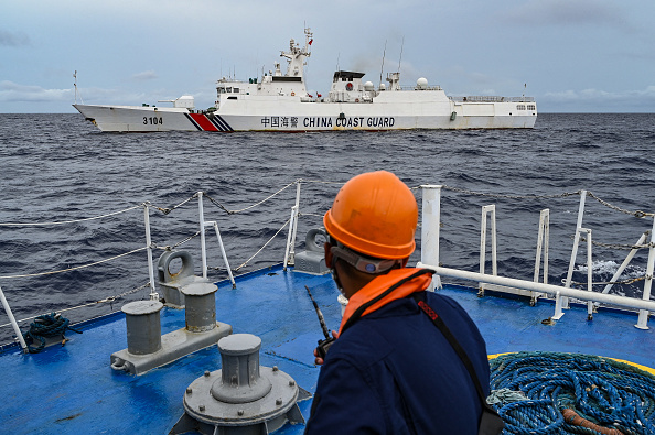 Un navire des garde-côtes chinois est vu depuis le navire des garde-côtes philippins BRP Cabra lors d'une mission de ravitaillement sur le Sabina Shoal dans les eaux contestées de la mer de Chine méridionale, le 26 août 2024. (Photo JAM STA ROSAJAM STA ROSA/AFP via Getty Images)