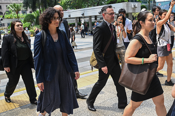 Des diplomates étrangers arrivent au tribunal de district avant le verdict contre Chung Pui-kuen, l'ancien rédacteur en chef du média en ligne Stand News, aujourd'hui fermé, et contre son collègue Patrick Lam, ancien rédacteur en chef par intérim, à Hong Kong le 29 août 2024. (Photo  PETER PARKS/AFP via Getty Images)