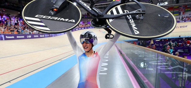 Marie Patouillet après avoir remporté la médaille d'argent dans le contre-la-montre féminin C4-5 500m lors de la première journée des Jeux Paralympiques d'été de Paris 2024 au Vélodrome de Saint-Quentin-en-Yvelines, le 29 août 2024. (Photo par Alex Slitz/Getty Images)