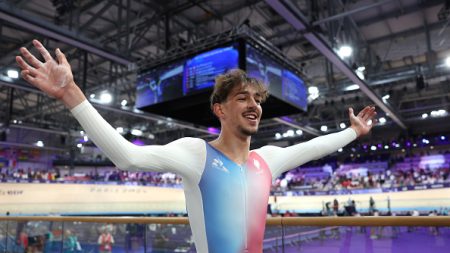 « C’est la médaille de tout un peuple » : Alexandre Léauté gagne l’or sur la poursuite C2 en cyclisme sur piste