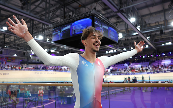 Alexandre Léauté de l'équipe de France, médaillé d'or, célèbre sa victoire lors de la finale de la poursuite individuelle C2 3000 m hommes. (Michael Steele/Getty Images)