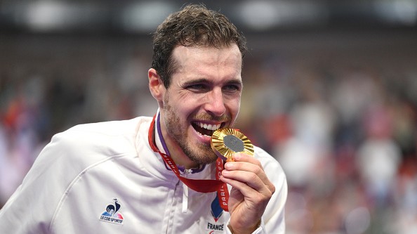 Dorian Foulon de l'équipe de France, médaillé d'or de la finale de la poursuite individuelle C5 4000 mètres hommes, au troisième jour des Jeux Paralympiques d'été de Paris 2024 au vélodrome de Saint-Quentin-en-Yvelines, le 31 août 2024. (Photo par David Ramos/Getty Images)