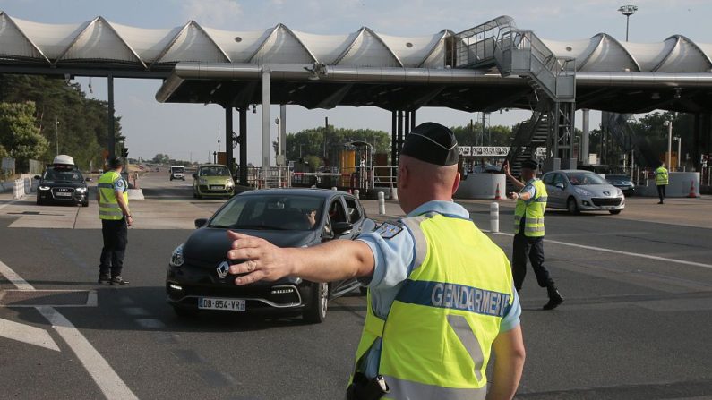 La veuve du gendarme Éric Comyn, tué par un chauffard récidiviste ce lundi 26 août 2024 à Mougins (Alpes-Maritimes), pointe le laxisme de la justice française. (Photo  : JACQUES DEMARTHON/AFP via Getty Images)