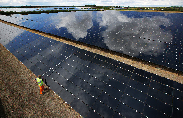 Nettoyage de la ferme solaire de Landmead
ABINGDON, ANGLETERRE - 29 JUILLET : Cette installation d'une capacité de 46 mégawatts était la plus grande du Royaume-Uni lorsqu'elle a été achevée en 2014. Exploitée par BELECTRIC UK, elle fournit environ 45 millions de kWh (kilowattheures) d'énergie propre par an, soit suffisamment pour alimenter 14 000 foyers moyens. (Photo  Peter Macdiarmid/Getty Images)