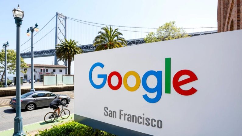 Un panneau devant les bureaux de Google à San Francisco le 26 avril 2022. (Justin Sullivan/Getty Images)