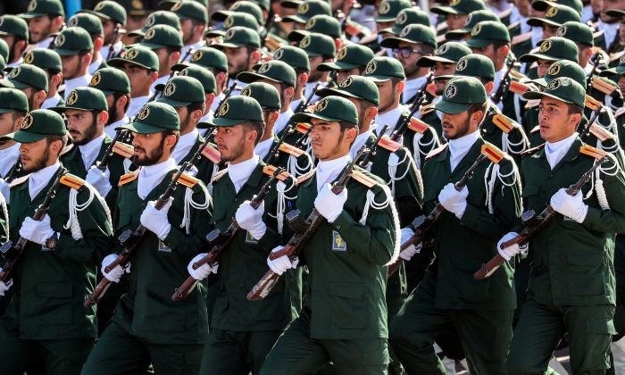 Des membres du Corps des gardiens de la révolution iranienne défilent lors de la parade militaire annuelle à Téhéran, en Iran, le 22 septembre 2018. (Stringer/AFP/Getty Images)