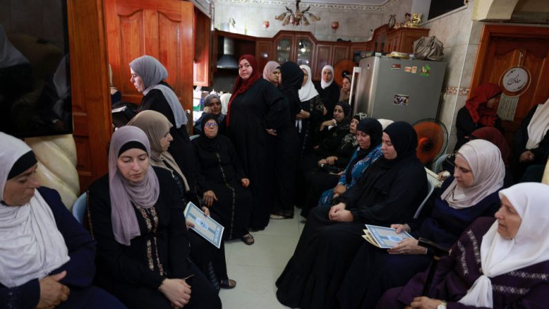 Des femmes se rassemblent pour présenter leurs condoléances à la famille d'un Palestinien de 23 ans, le lendemain de sa mort survenue lors d'une attaque de colons juifs dans le village de Jit, près de Naplouse, en Cisjordanie occupée, le 16 août 2024. (JAAFAR ASHTIYEH/AFP via Getty Images)