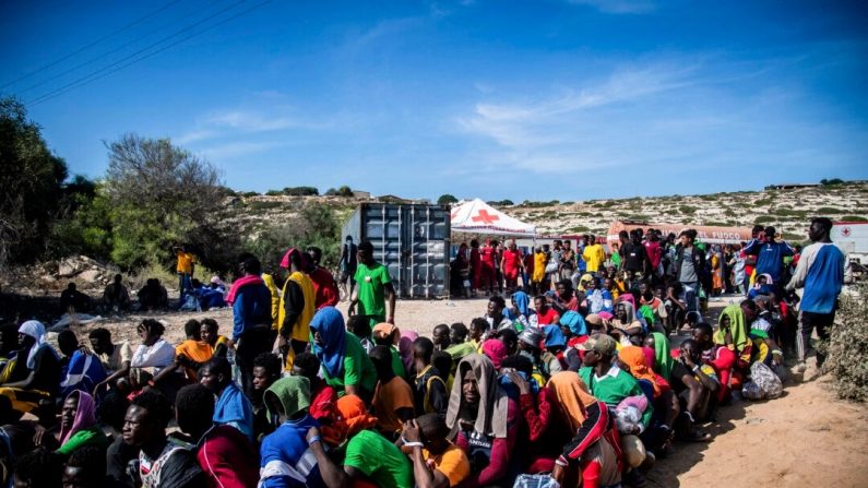 Des immigrants illégaux se rassemblent devant le centre opérationnel « Hotspot » sur l'île italienne de Lampedusa, le 14 septembre 2023. (Alessandro Serrano/AFP via Getty Images)