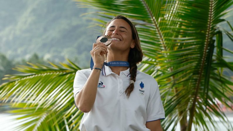 Johanne Defay, a apporté lundi à la France la première médaille olympique de son histoire en surf, en s'imposant lors de la petite finale face à la Costaricienne Brisa Hennessy. (Photo :  Ben Thouard-Pool/Getty Images)