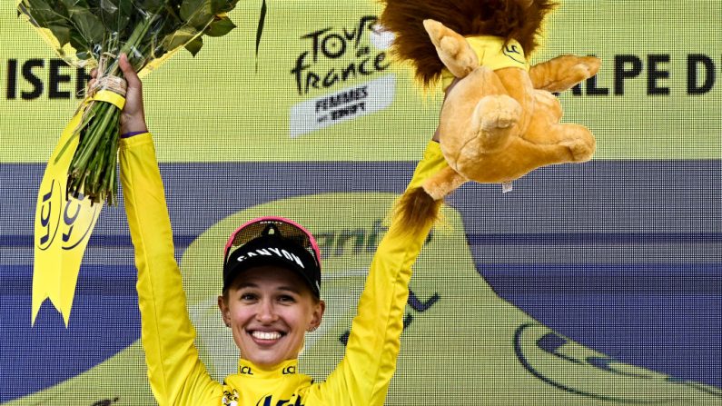 Quatre secondes ! La Polonaise Katarzyna Niewiadoma a remporté dimanche au bout d'un suspense irrespirable la troisième édition du Tour de France nouvelle version devant la Néerlandaise Demi Vollering, tenante du titre. (Photo : JULIEN DE ROSA/AFP via Getty Images)