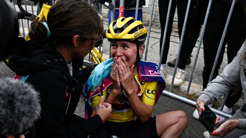 "Je suis passée par tous les états, de la peur à l'euphorie." La Polonaise Katarzyna "Kasia" Niewiadoma, vainqueure du Tour de France dimanche au sommet de l'Alpe d'Huez, a vécu une journée en forme "de montagne russes". (Photo : JULIEN DE ROSA/AFP via Getty Images)