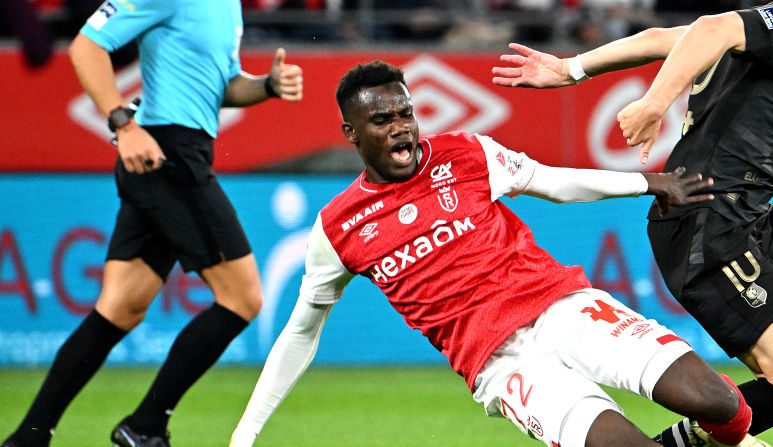 Le milieu de terrain de Reims Amadou Koné, exclu après un violent contact avec le Lillois Angel Gomes samedi, a été suspendu quatre rencontres par la commission de discipline de la Ligue de football professionnel, a annoncé mercredi la LFP. (Photo : FRANCOIS NASCIMBENI/AFP via Getty Images)