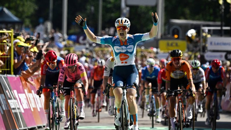 Charlotte Kool a remporté la première étape du Tour de France femmes en s'imposant au sprint devant la Finlandaise Anniina Ahtosalo et l'Italienne Elisa Balsamo, lundi au terme de 123 km entre Rotterdam et La Haye. (Photo : JULIEN DE ROSA/AFP via Getty Images)