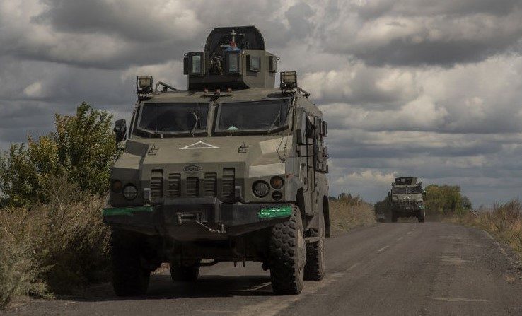 Des véhicules militaires blindés ukrainiens roulent en direction de la frontière avec la Russie, dans la région de Sumy, le 13 août 2024, alors que la Russie tente d'envahir l'Ukraine. (ROMAN PILIPEY/AFP via Getty Images)