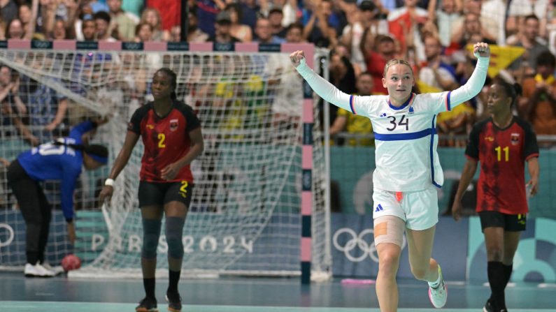 L'internationale française Léna Grandveau, tout juste médaillée d'argent olympique, s'est engagée pour une saison à Metz, champion de France en titre, a annoncé jeudi le club mosellan. (Photo : DAMIEN MEYER/AFP via Getty Images)