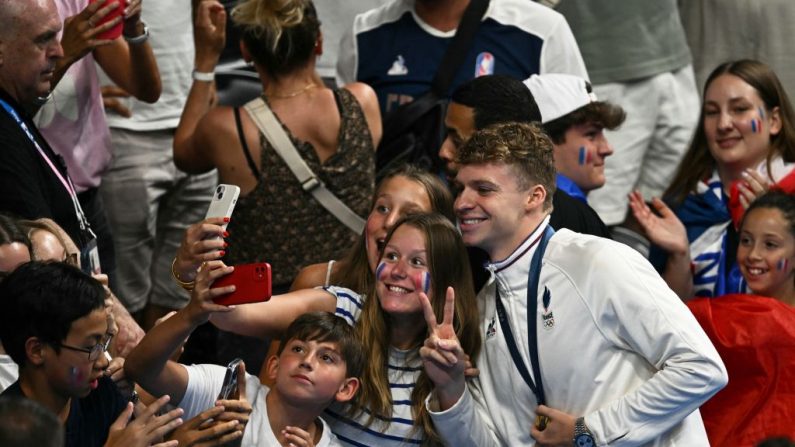 "C'est juste le début", a prévenu vendredi Léon Marchand après avoir décroché son quatrième titre en une semaine lors du 200 m 4 nages aux Jeux de Paris, "un rêve" éveillé pour le nageur toulousain. (Photo : SEBASTIEN BOZON/AFP via Getty Images)