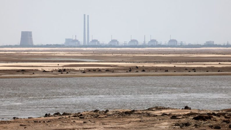 La centrale nucléaire de Zaporijjia, sous contrôle russe depuis les premiers jours de l'invasion russe de l'Ukraine, photographiée dans la ville ukrainienne de Nikopol le 7 juillet 2023. (ANATOLII STEPANOV/AFP via Getty Images)