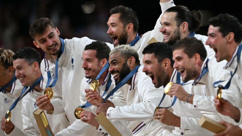 Les Bleus, déjà sacrés en 2021, ont écrit une page du volley-ball mondial, entrent dans le club fermé des vainqueurs de deux tournois olympiques consécutifs. (Photo : MAURO PIMENTEL/AFP via Getty Images)