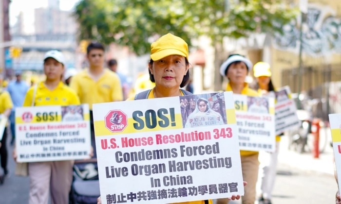 Des pratiquants de Falun Gong participent à un défilé pour commémorer le 24e anniversaire de la persécution de cette discipline spirituelle en Chine, dans le quartier chinois de New York, le 15 juillet 2023. (Samira Bouaou/Epoch Times)