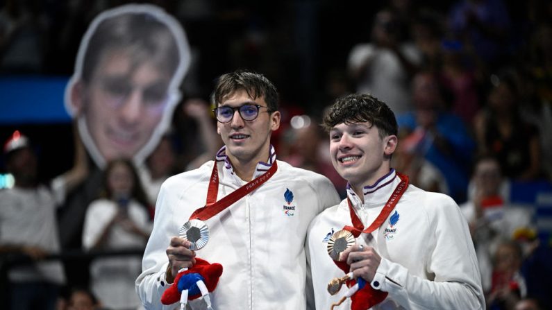 Les frères français Alex et Kylian Portal ont terminé sur le podium du 400 m nage libre catégorie S13 samedi, derrière le Bélarusse Ihar Boki. (Photo : JULIEN DE ROSA/AFP via Getty Images)