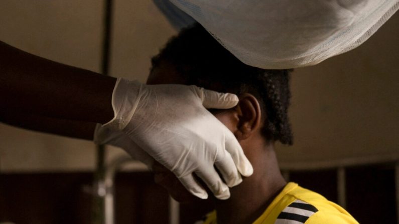 Un médecin examine une femme infectée par la variole du singe à Zomea Kaka, en République centrafricaine, le 18 octobre 2018. (Charles Bouessel/AFP/Getty Images)